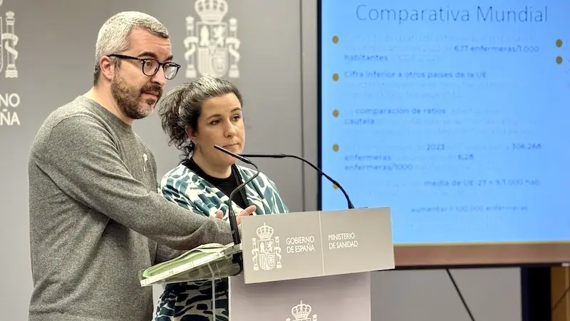 El secretario de Estado de Sanidad, Javier Padilla, junto a la coordinadora del Marco Estratégico para los Cuidados en Salud 2024-2027, Paloma Calleja, en rueda de prensa