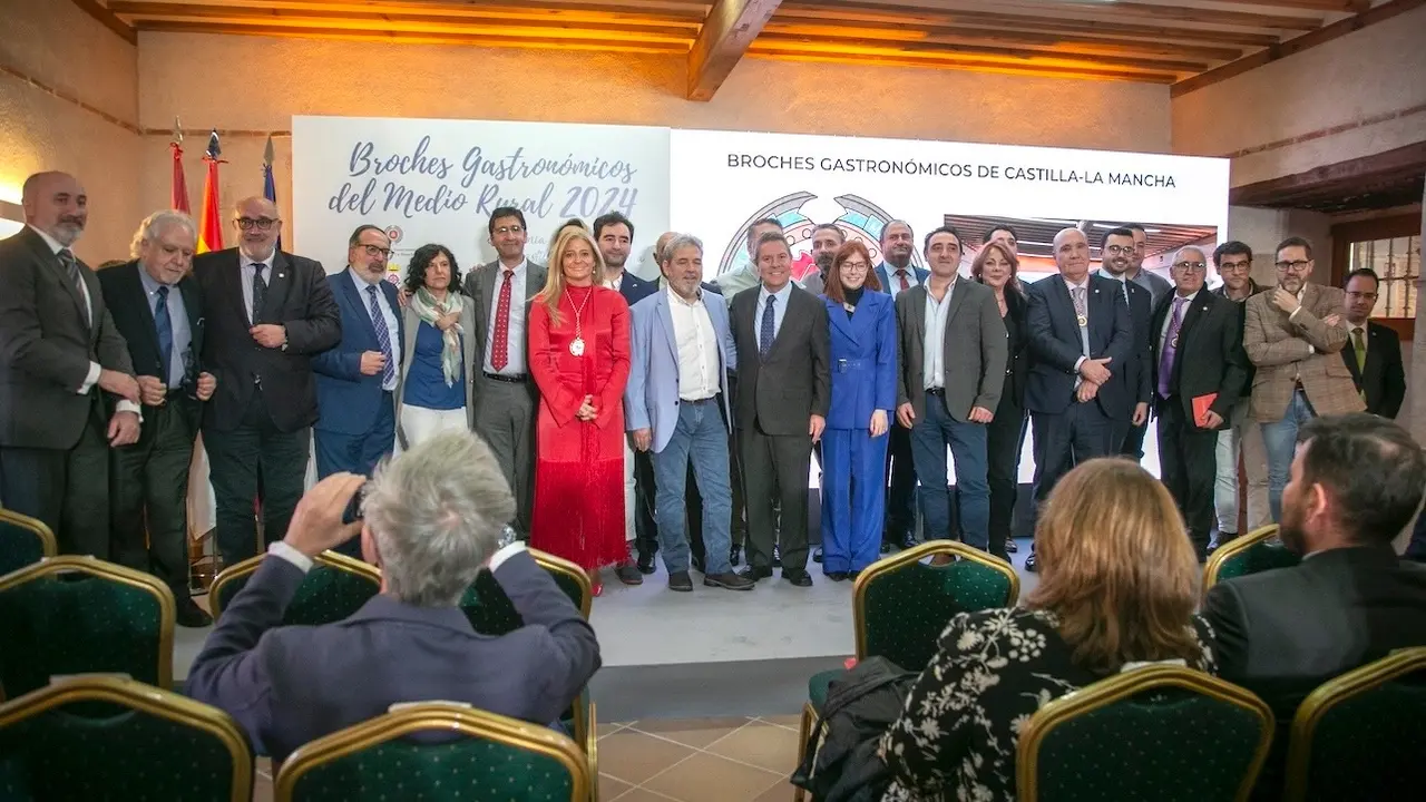 El presidente de Castilla-La Mancha, Emiliano García-Page, ha entregado en el Palacio de la Clavería de Aldea del Rey (Ciudad Real), los IV 'Broches Gastronómicos del Medio Rural'