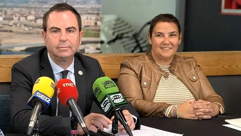 Los concejales del PSOE en el Ayuntamiento de Talavera de la Reina (Toledo), José Gutiérrez y Tita García Élez, durante la rueda de prensa que han ofrecido