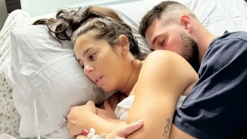 En la imagen de archivo Anabel Pantoja tras dar a luz a su hija Alma junto a su pareja David Rodríguez