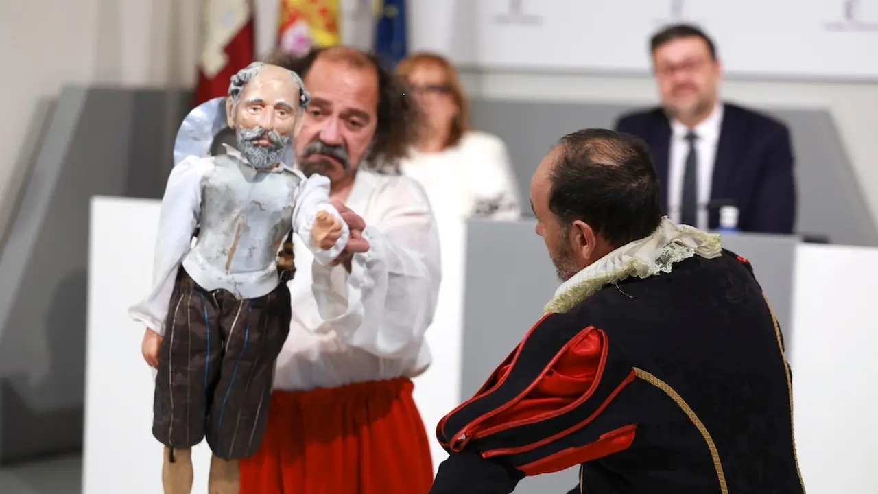 Actuación artística durante la presentación, por parte del consejero de Educación, Cultura y Deportes, Amador Pastor (d, al fondo), de la oferta de la Red de Artes Escénicas para la temporada primavera-verano - EFE/Ismael Herrero