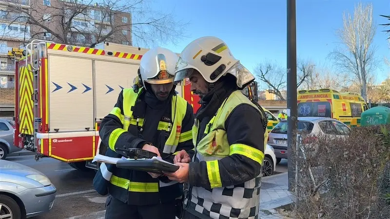 Dos muertos y siete afectados por humo en el incendio originado en un piso, bomberos