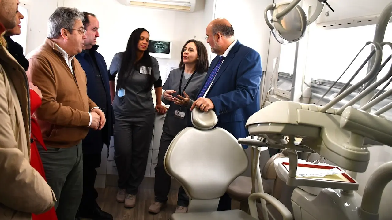 El vicepresidente primero del Gobierno regional, José Luis Martínez Guijarro, ha visitado, en el centro social cultural de Carboneras de Guadazaón (Cuenca), en la empresa ‘Rural Dent’, una unidad móvil para atención dental en el medio rural