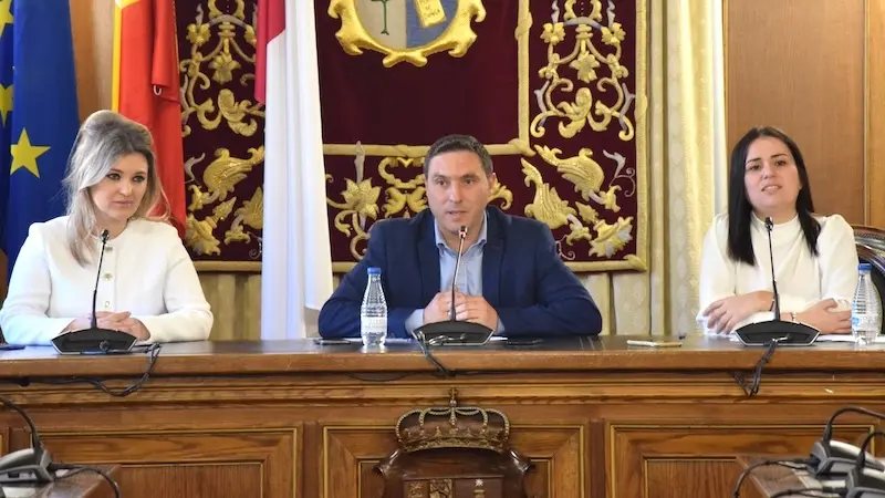 El presidente de la Diputación de Cuenca, Álvaro Martínez Chana; la diputada provincial de Turismo y Ferias, Mayte Megía y la delegada provincial de Economía y Empleo, Arancha Poveda