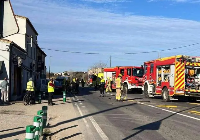 VIDEO. Al menos dos heridos al chocar un coche con una ambulancia con pacientes