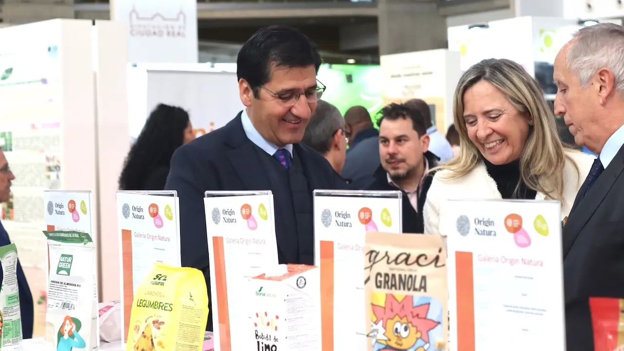 El vicepresidente segundo del Gobierno de Castilla-La Mancha, José Manuel Caballero, ha visitado la feria Origin Natura en el IFEDI de Ciudad Real