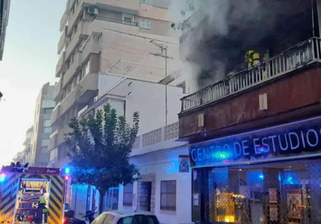 Un joven quema el piso de su expareja con ella dentro para acabar con su vida