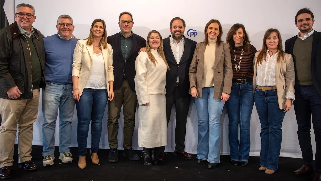 El presidente del PP de Castilla-La Mancha, Paco Núñez, y la vicesecretaria de Organización del PP, Carmen Fúnez, junto a diputados regionales este domingo en la Interparlamentaria que el partido ha celebrado este domingo en Ciudad Real
