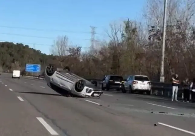 Muere al chocar con un camión en un área de descanso tras provocar dos accidentes