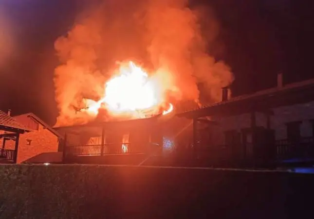 Al menos 2 heridos y vecinos desalojados tras un incendio originado en un dúplex
