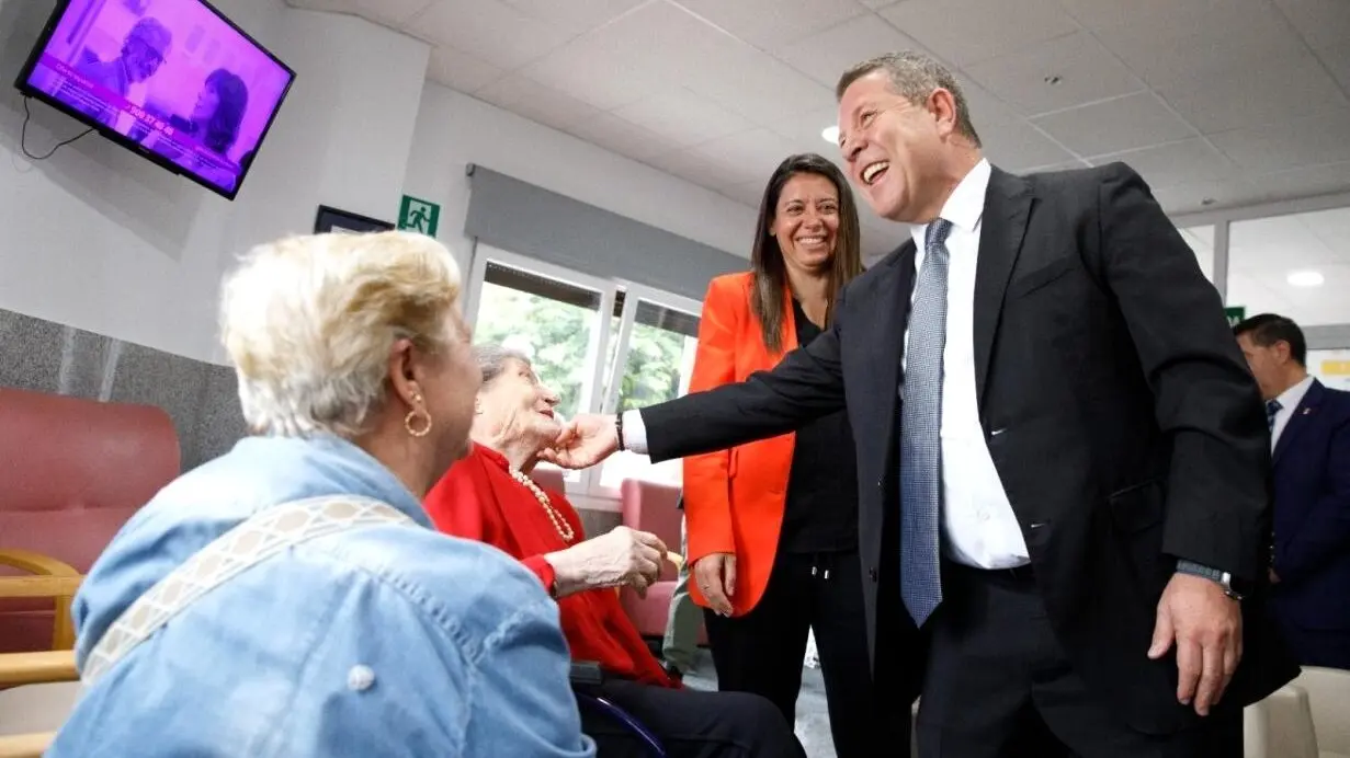 En la imagen de archivo el presidente de Castilla-La Mancha, Emiliano García-Page, en su visita a una residencia de mayores de la región junto a la consejera de Bienestar Social, Bárbara García Torijano