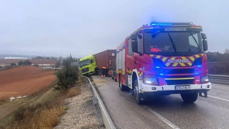 El accidente de un camión tráiler provoca un derrame de combustible en la N-320 en Cuenca