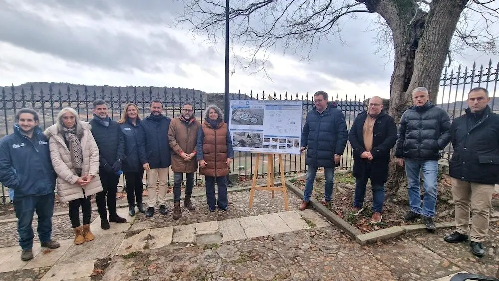 La consejera de Desarrollo Sostenible de Castilla-La Mancha, Mercedes Gómez, visitando las obras de la nueva EDAR de Brihuega