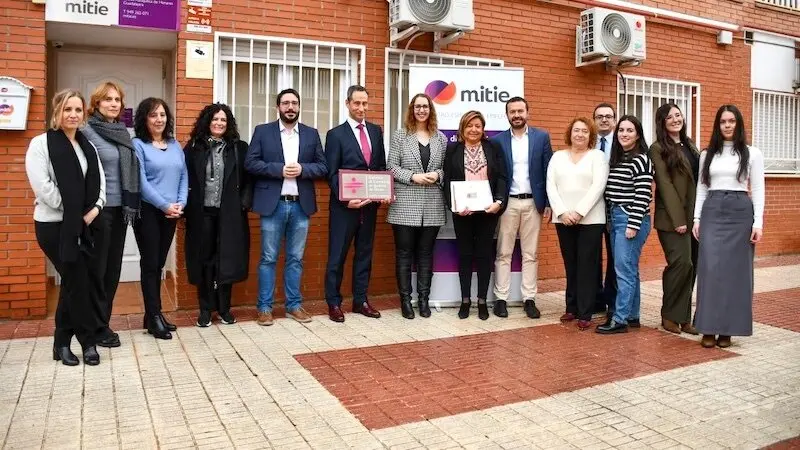 El Gobierno de Castilla-La Mancha entrega a la empresa Mitie de Azuqueca de Henares (Guadalajara) el distintivo de "Excelencia en Igualdad de Género"