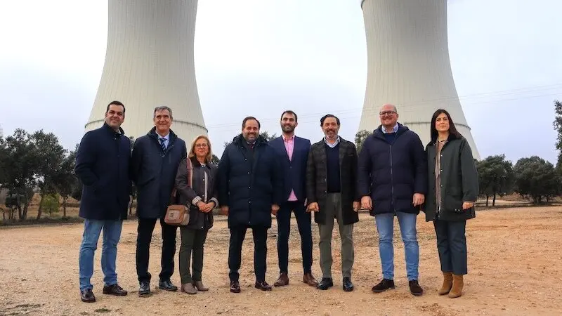 El presidente del PP de Castilla-La Mancha, Paco Núñez, durante la visita que ha realizado a la central nuclear de Trillo (Guadalajara)