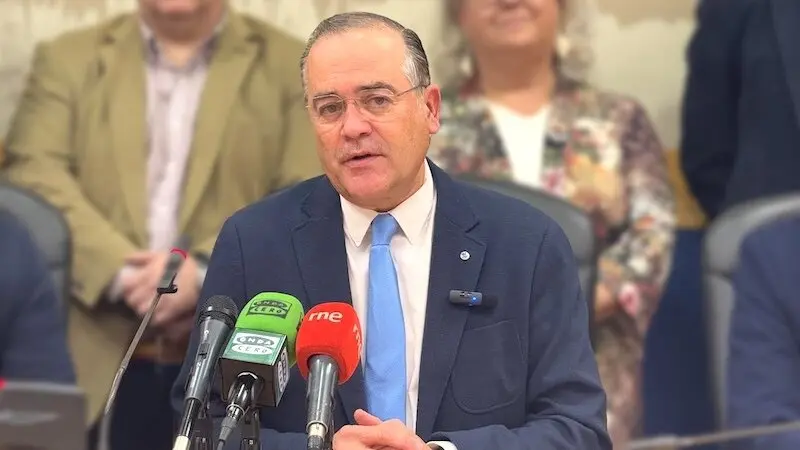 El alcalde de Talavera de la Reina (Toledo), José Julián Gregorio, durante la rueda de prensa que ha ofrecido