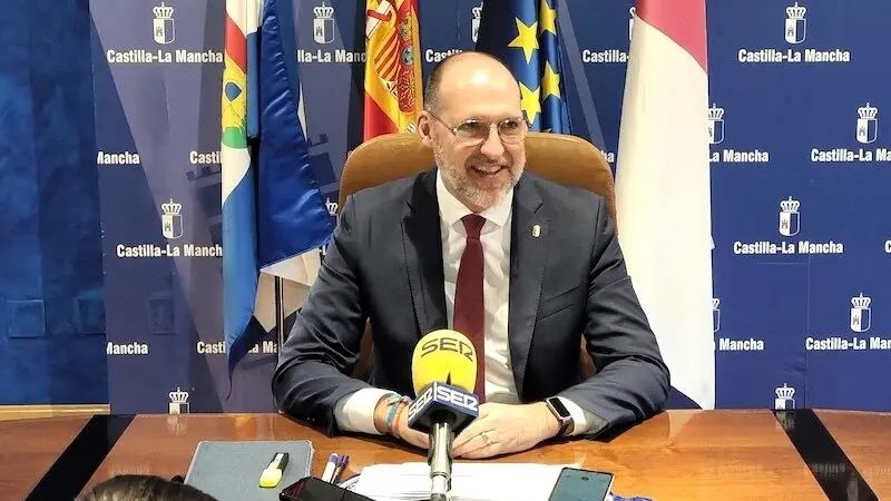 El delegado de la Junta en Talavera de la Reina (Toledo), David Gómez, durante la rueda de prensa que ha ofrecido en la delegación