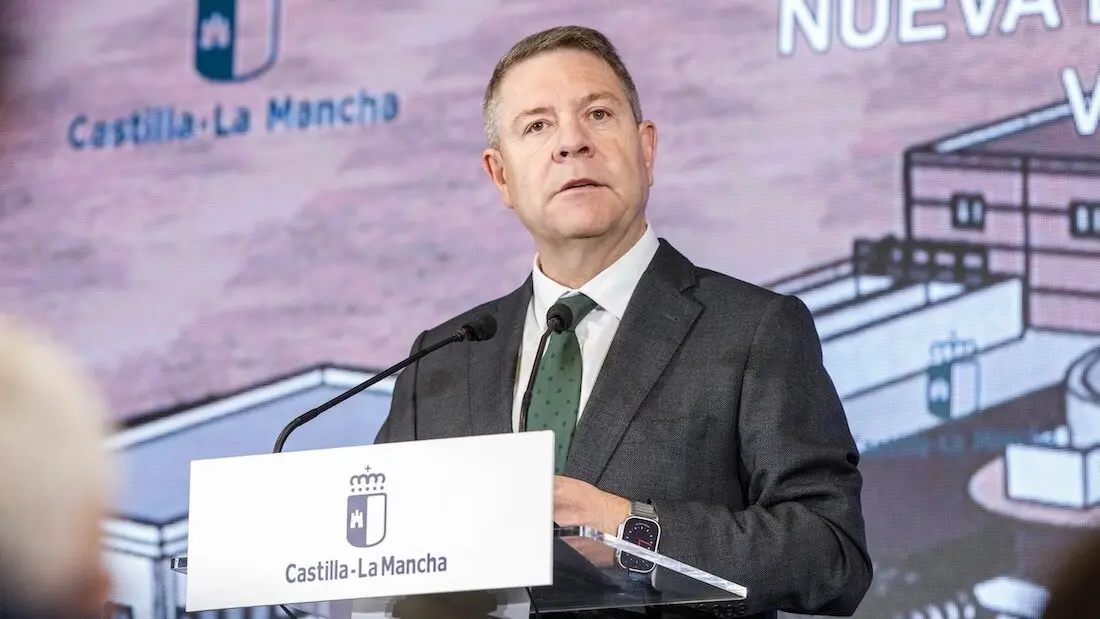 El presidente de Castilla-La Mancha, Emiliano García-Page, ha colocado este viernes la primera piedra de la nueva Estación Depuradora de Aguas Residuales (EDAR) de Villanueva de la Torre (Guadalajara)