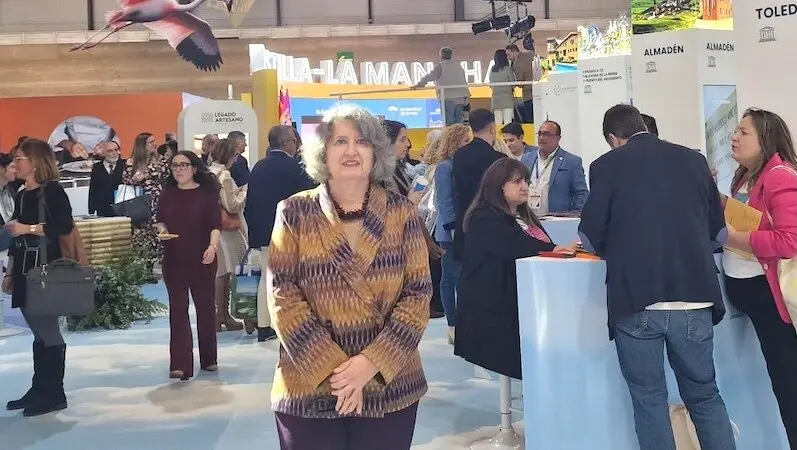 La consejera de Desarrollo Sostenible de Castilla-La Mancha, Mercedes Gómez, durante la visita al estand de la región en FITUR