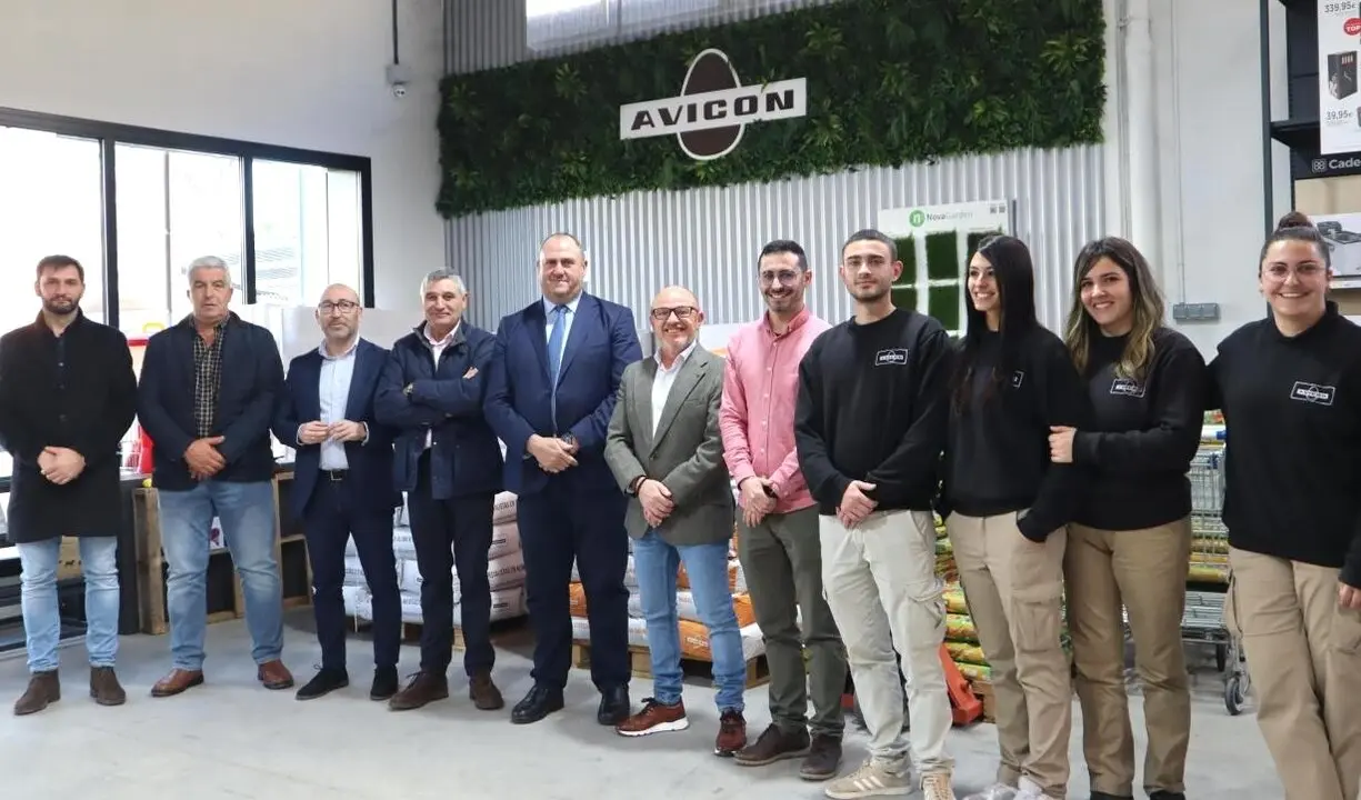 El consejero de Agricultura, Ganadería y Desarrollo Rural, Julián Martínez Lizán, durante la visita que ha realizado a la tienda que la cooperativa ganadera AVICON tiene en Albacete
