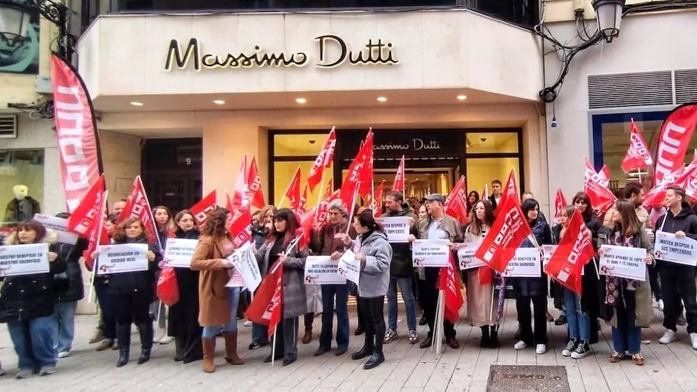 Trabajadores de Massimo Dutti protestan contra el cierre de la tienda de Ciudad Real