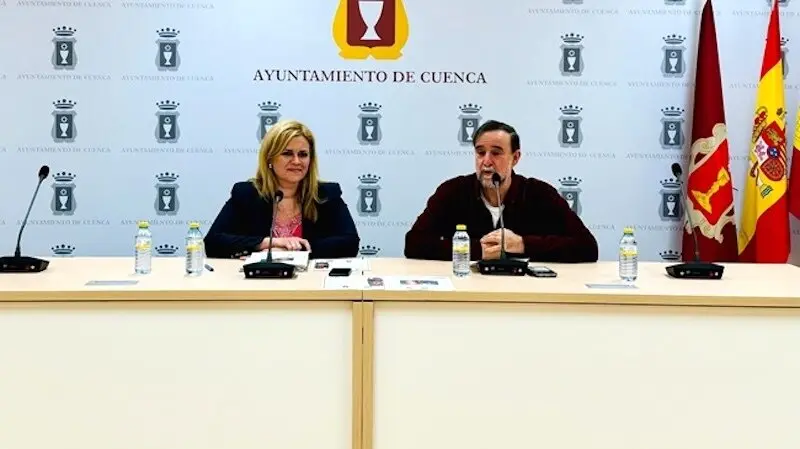 a concejala de Cultura, María Ángeles Martínez, y el presidente de la Asociación de Amigos del Teatro, Ángel Suárez, han presentado la programación de los 'Sábados de Títeres'