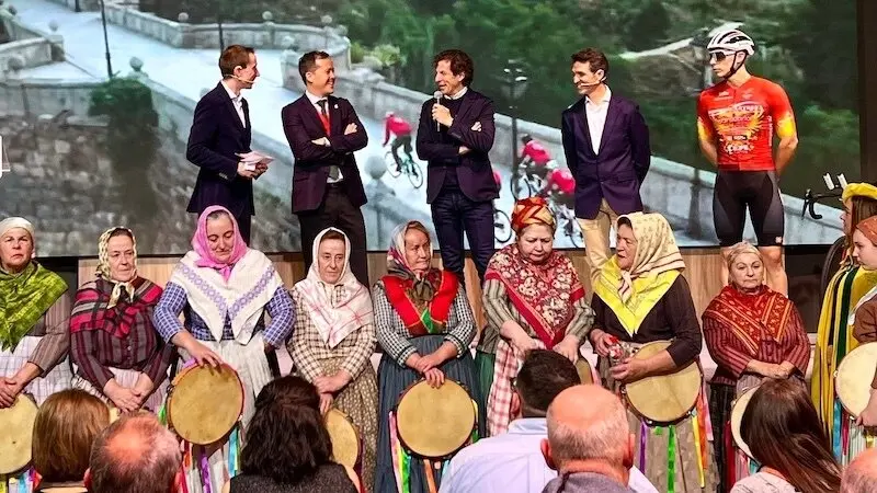 El alcalde de Toledo, Carlos Velázquez, ha asistido este sábado a la presentación de la vuelta a ciclista a España del Movimiento Ultreya en la Feria Internacional de Turismo (FITUR)