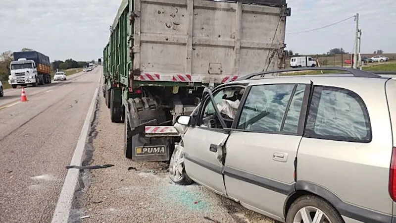Imagen de archivo de un accidente de tráfico con un turismo y un camión implicados tras una colisión