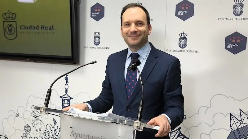El portavoz del equipo de Gobierno del Ayuntamiento de Ciudad Real, Guillermo Arroyo, durante la rueda de prensa que ha ofrecido en el Consistorio
