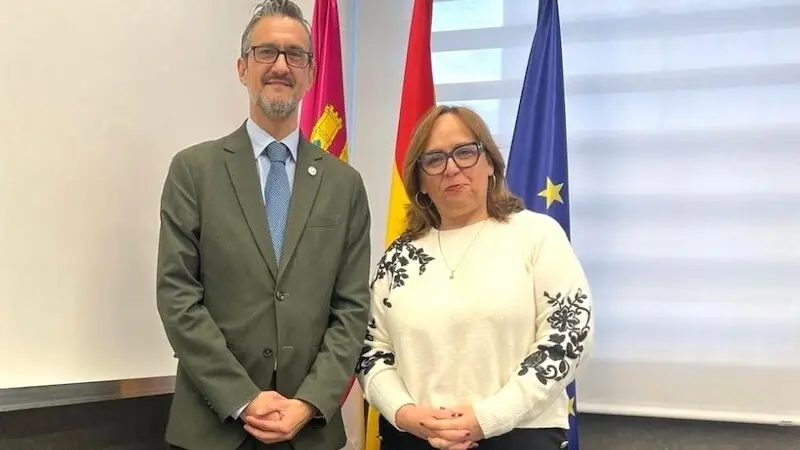 El viceconsejero de Transformación Digital de Castilla-La Mancha, Juan Ángel Morejudo, y la viceconsejera de Cultura y Deportes, Carmen Teresa Olmedo