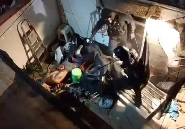 VIDEO. Amenaza a su hermano en su casa, lo secuestra y acaba cortándose el cuello