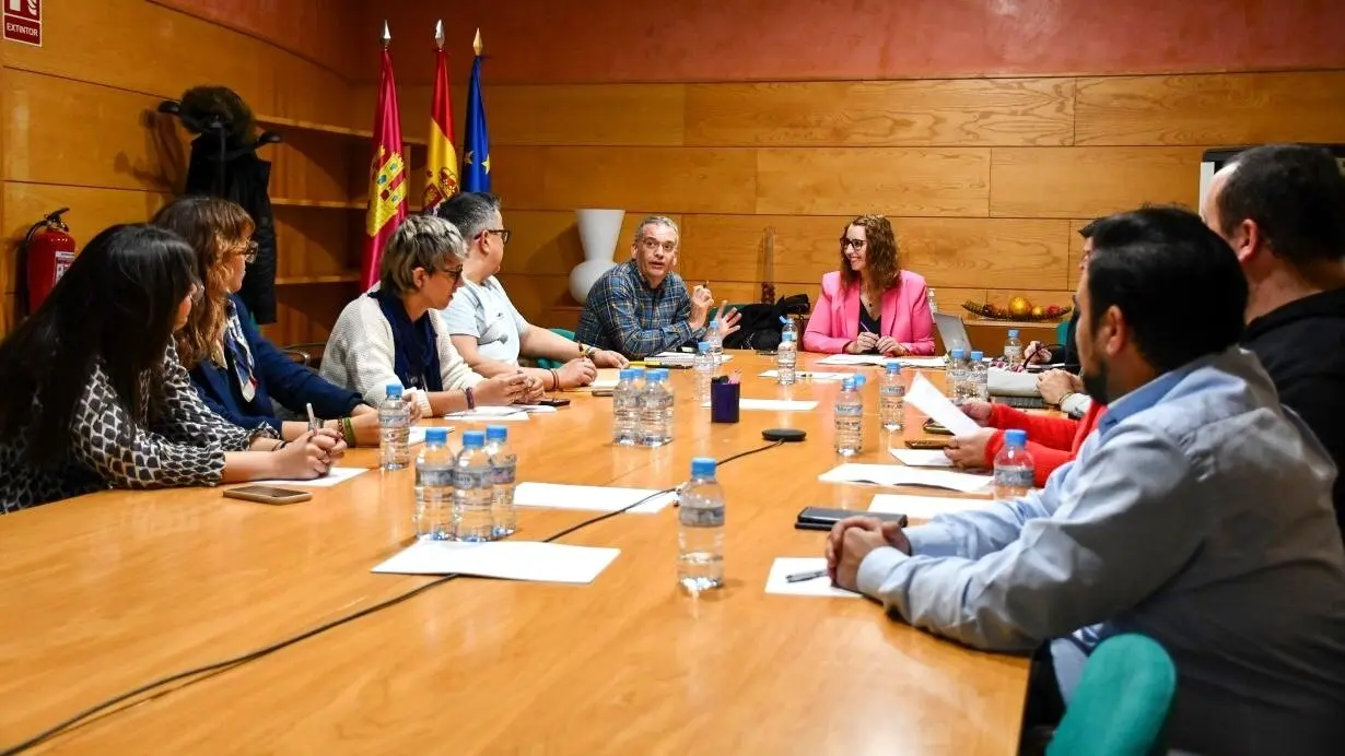 La consejera de Igualdad de Castilla-La Mancha, Sara Simón, ha mantenido una reunión con representantes del tejido asociativo LGTBI del conjunto de la región