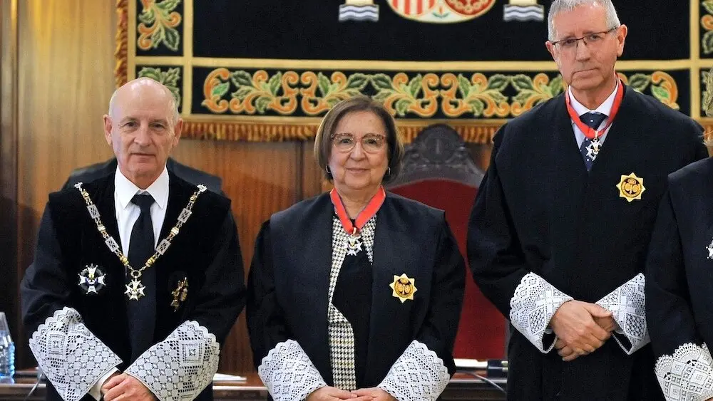 El presidente del Tribunal Superior de Justicia de Castilla-La Mancha, Vicente Rouco Rodríguez (i), ha presidido preside el acto homenaje con motivo de la concesión de la Cruz de la Orden de San Raimundo de Peñafort a María del Carmen García García (c) y a José Pedro Rubio Paterna (d) - EFE/Manu