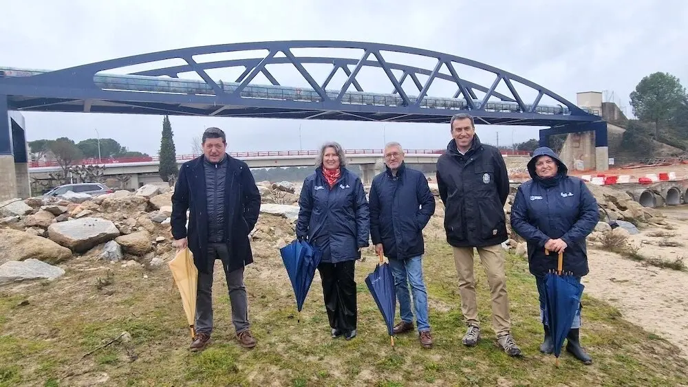 La consejera de Desarrollo Sostenible, Mercedes Gómez, ha visitado junto al secretario de Estado de Medio Ambiente, Hugo Morán, las obras de reconstrucción de la conducción del sistema Picadas-Almoguera sobre el río Perales