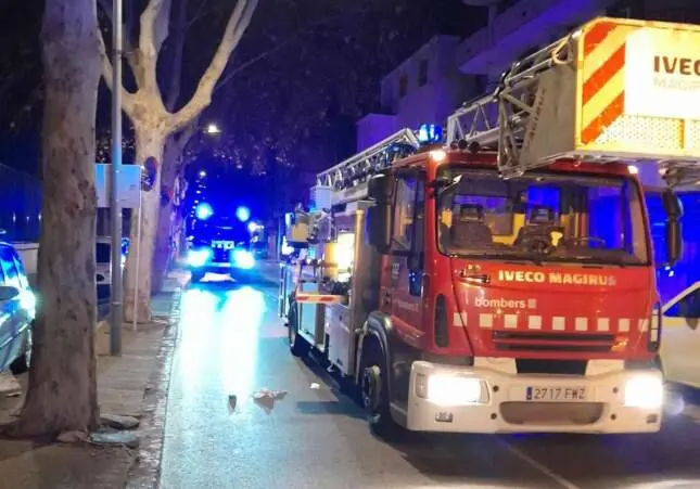 Al menos dos heridos al incendiarse un piso de un bloque: los vecinos atrapados, bomberos, incendio