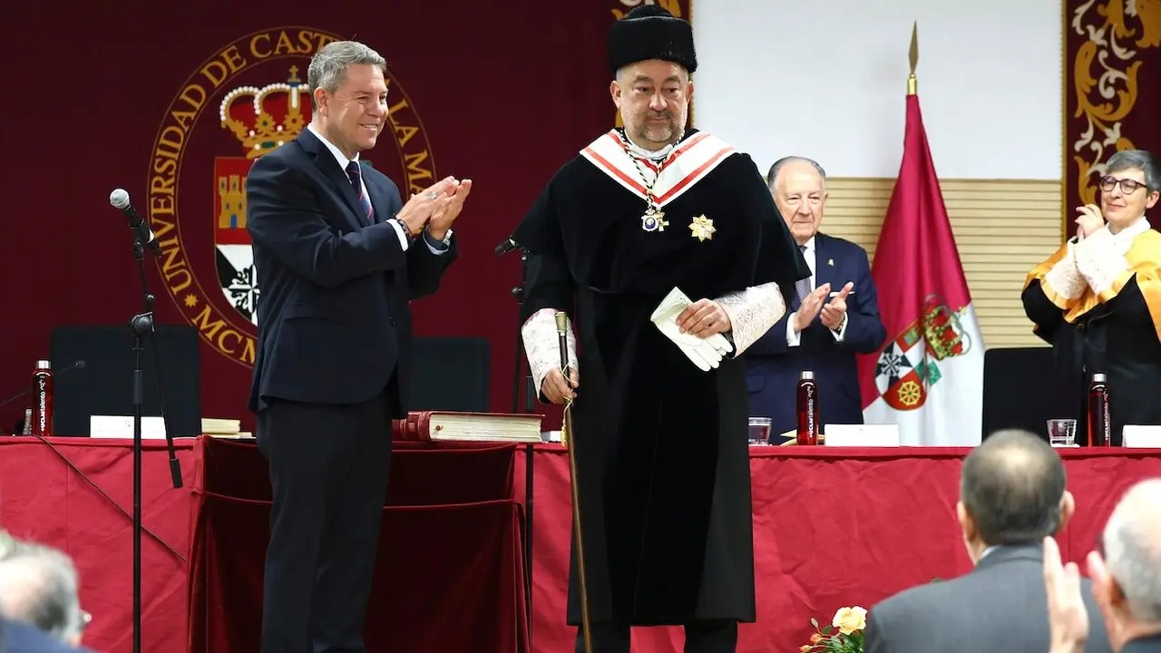 El presidente de Castilla-La Mancha, Emiliano García-Page (i), aplaude al rector de la Universidad de Castilla-La Mancha (UCLM), Julián Garde (d), durante el acto de investidura celebrado este jueves en Toledo - EFE/Ismael Herrero