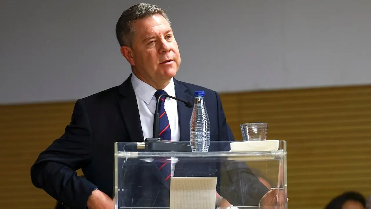 El presidente de Castilla-La Mancha, Emiliano García-Page, ha presidido el acto de investidura del rector de la Universidad de Castilla-La Mancha (UCLM), Julián Garde, este jueves en Toledo - EFE/ Ismael Herrero