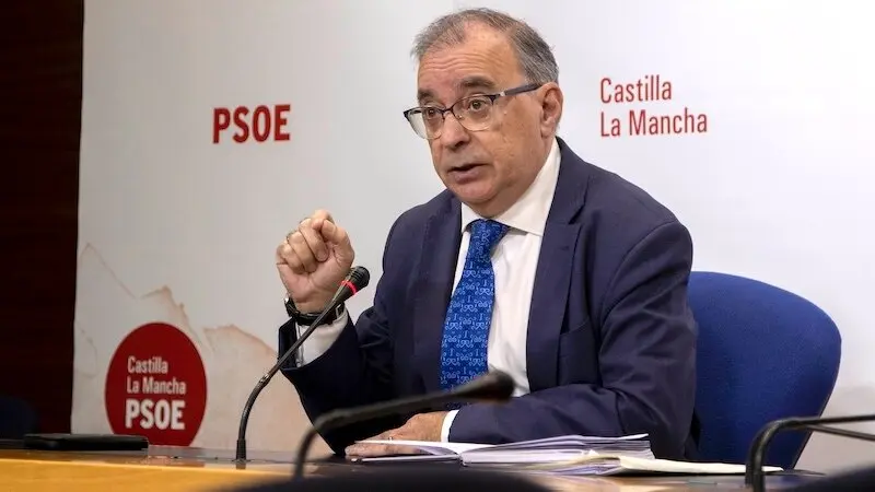 El diputado regional del PSOE, Fernando Mora, durante la rueda de prensa que ha ofrecido en las Cortes de Castilla-La Mancha