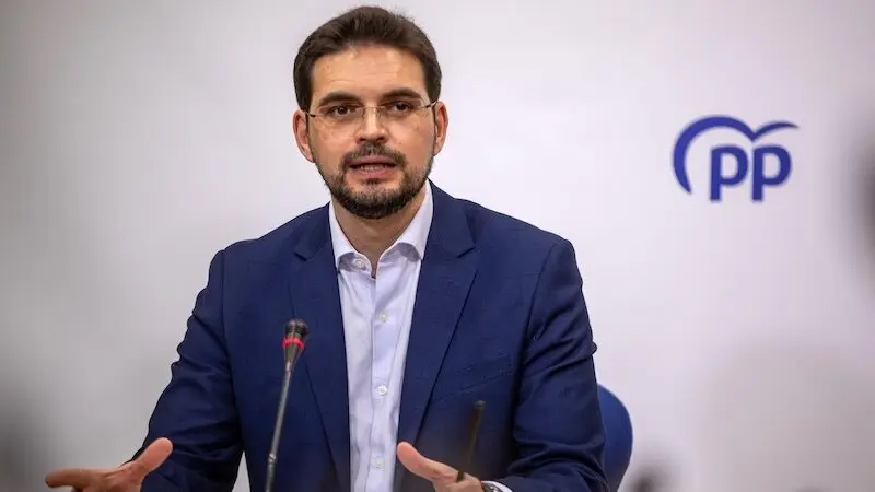 El diputado regional del PP, Santiago Serrano, durante la rueda de prensa que ha ofrecido en las Cortes de Castilla-La Mancha
