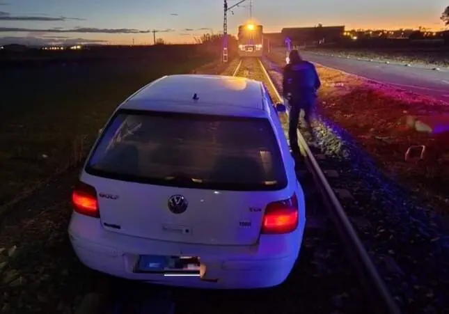 Circula con un carné no válido, se equivoca y acaba en la vía conduciendo hacia un tren