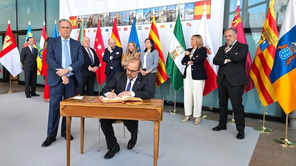 El presidente de las Cortes de Castilla-La Mancha, Pablo Bellido, firma en el libro de honor de la Asamblea de Madrid durante la Conferencia de Presidencias de Parlamentos Autonómicos (Coprepa), que se ha reunido este jueves y viernes