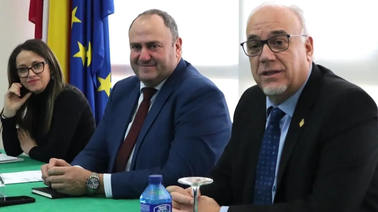 El consejero de de Agricultura Julián Martínez Lizán, junto al alcalde de Manzanares (Ciudad Real), Julián Nieva