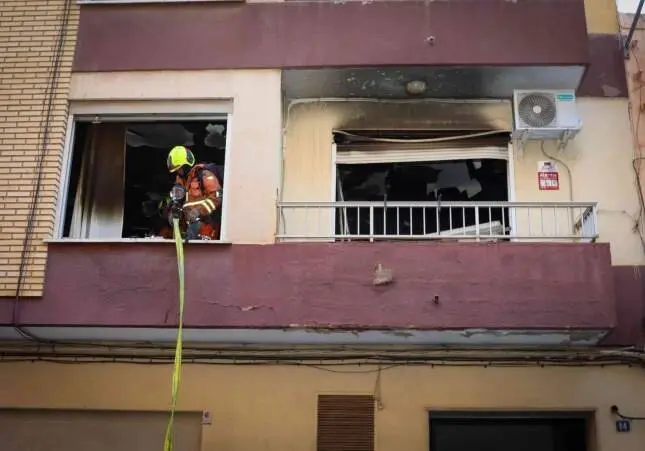 Se juega la vida para salvar a una niña en un grave incendio: la abuela ha muerto, bomberos