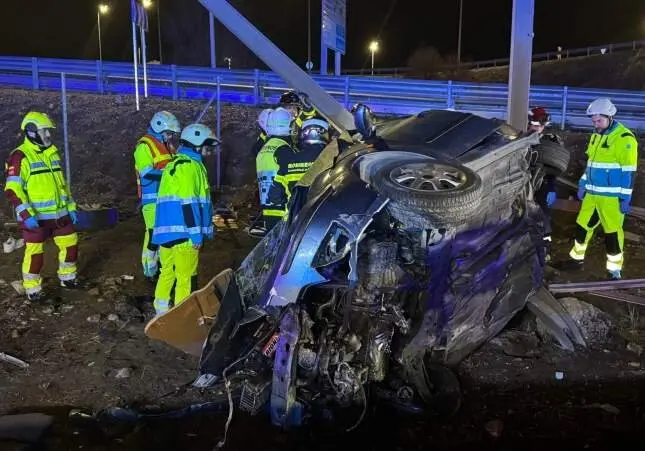 Muere una chica de 15 años en un accidente de tráfico: atrapada dentro del vehículo volcado