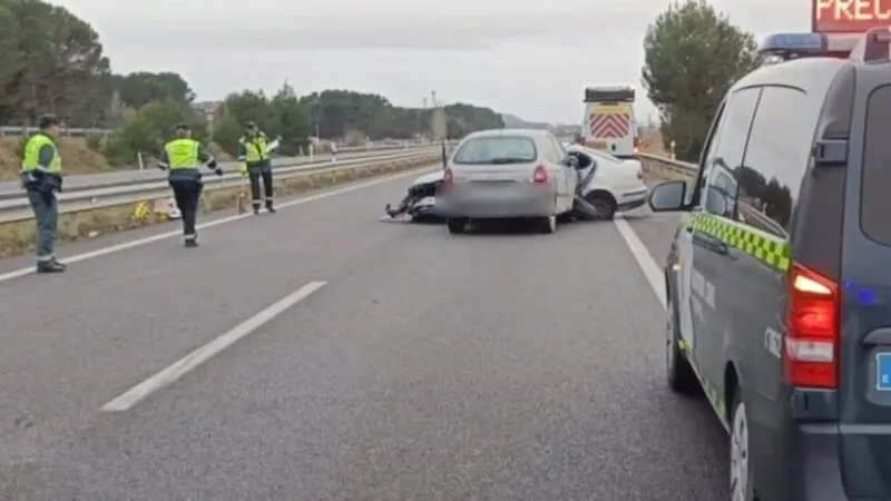 Un muerto y cuatro heridos graves tras una salida de vía y colisión en autovía, accidente de tráfico, choque, colisión