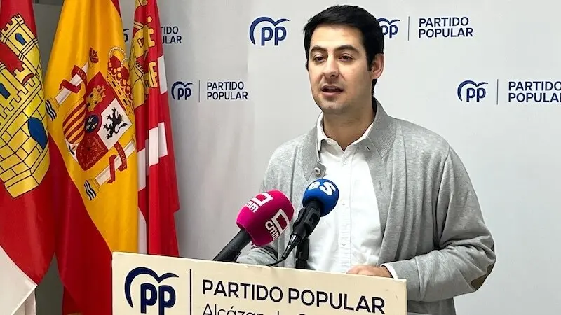 El presidente de NNGG del PP de Castilla-La Mancha, José Luis Montalvo, durante la rueda de prensa que ha ofrecido este sábado en Alcázar de San Juan (Ciudad Real)