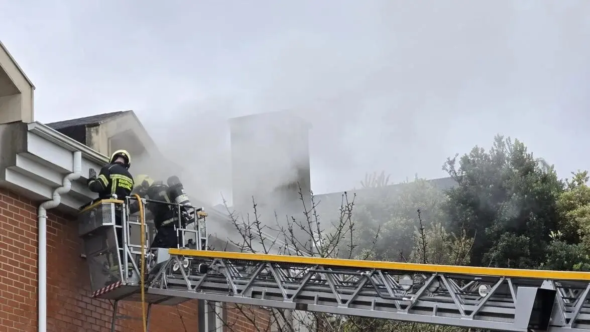 Muere un hombre de 57 años y varios afectados en el incendio de un chalet - Fotografía: El Diario Montañes, bomberos
