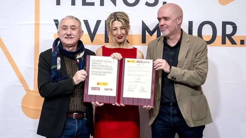 (I-D) El secretario general de UGT, Pepe Álvarez, la vicepresidenta segunda y ministra de Trabajo y Economía Social, Yolanda Díaz, y el secretario general de CCOO, Unai Sordo - EP/Archivo