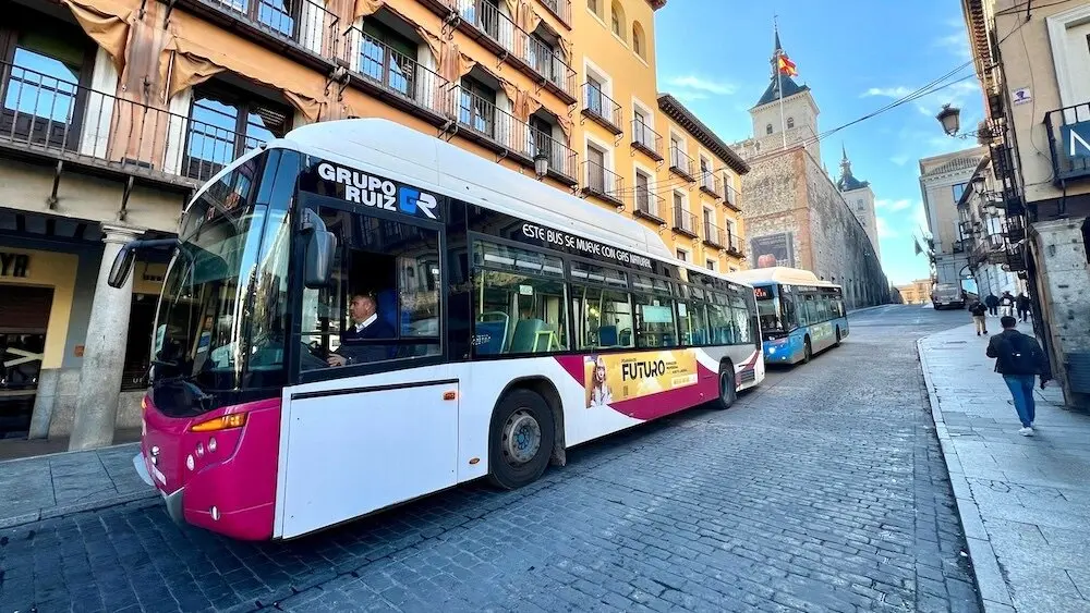 En la imagen de archivo un autobús urbano en la Plaza de Zocodover en el Casco Histórico de Toledo