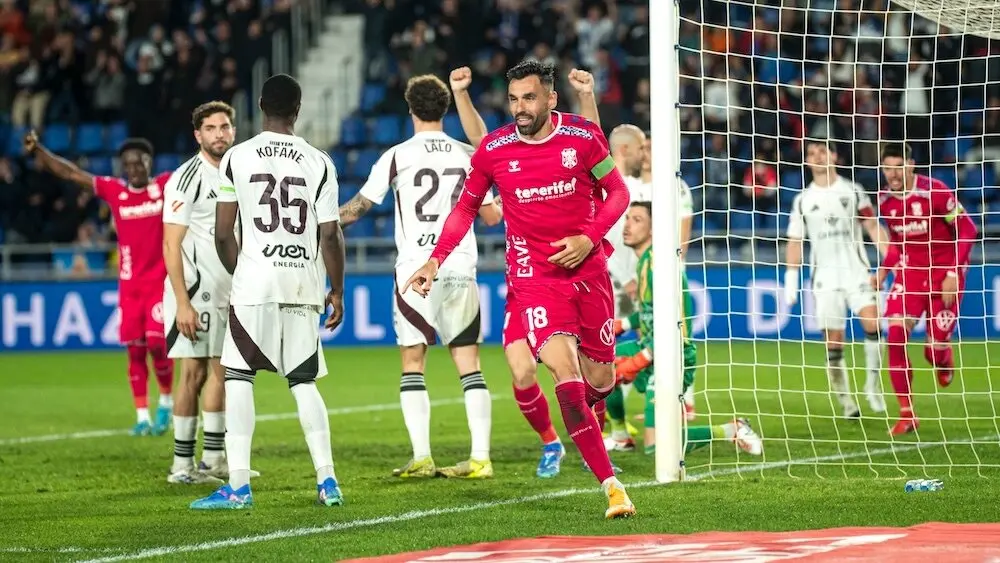 El Tenerife no pierde la esperanza tras derrotar a un "inmaduro" Albacate (3-1)